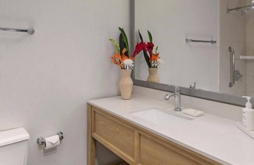 Mission Beach Hotel | Relaxing Beach Vibe Near Pacific & Mission Beach! Onsite Parking and Pool!