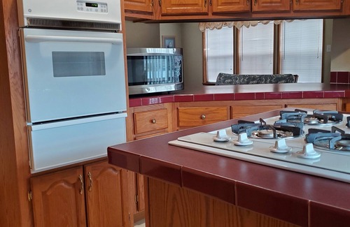 Lake Cabaña | Relaxing Crooked Lake Cottage - Private Dock, Large Yard, Great Fishing