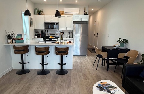 Central Okanagan Casa | Relaxing Fall Getaway 2BR Wine Country Retreat Near 7 Wineries, Lakes & UBCO