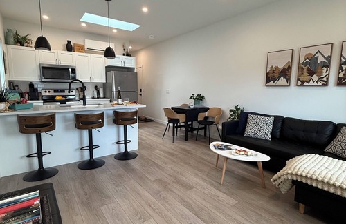 Central Okanagan Casa | Relaxing Fall Getaway 2BR Wine Country Retreat Near 7 Wineries, Lakes & UBCO