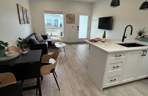 Central Okanagan Casa | Relaxing Fall Getaway 2BR Wine Country Retreat Near 7 Wineries, Lakes & UBCO