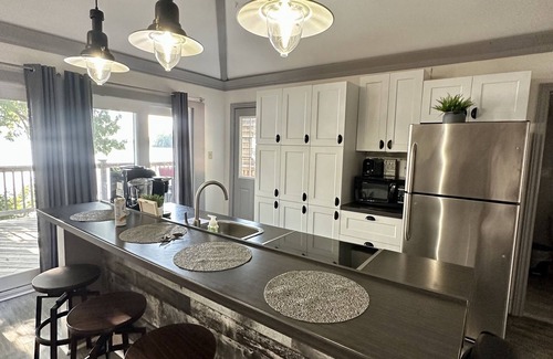 Fenelon Falls Casa | Relaxing Farmhouse Escape