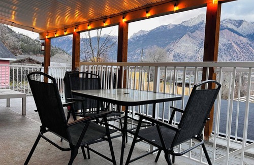 Lillooet Casa | Relaxing Mountain Getaway with Private Hot Tub