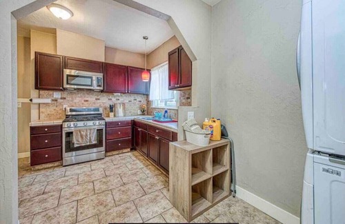 Tower District Casa | 605 N Poplar Ave · 2 King Beds! Fantastic Stylish Bungalow home!❤️??