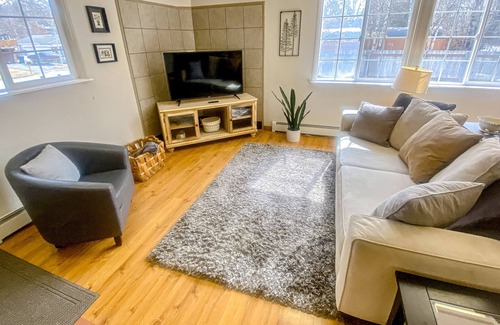 Northeast Anchorage Casa | Relaxing retreat with a full kitchen, washer/dryer, & furnished patio