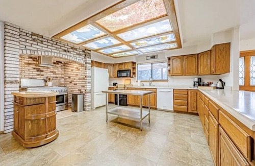 Salyer Casa | Relaxing Riverside Retreat (hot tub and waterfall!)