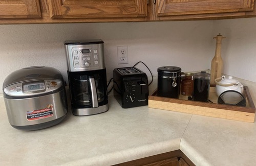 Salyer Casa | Relaxing Riverside Retreat (hot tub and waterfall!)