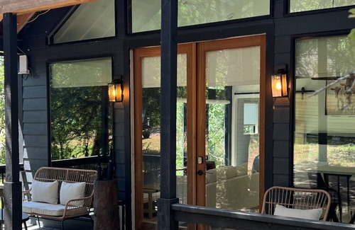 Cedar Creek Cabina | Relaxing stay on a Modern Ranch