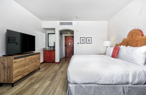 Los Gatos Hotel | Relaxing Unit with Outdoor Pool, Balcony & Free Parking, Near Downtown