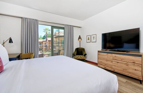 Los Gatos Hotel | Relaxing Unit with Outdoor Pool, Balcony & Free Parking, Near Downtown