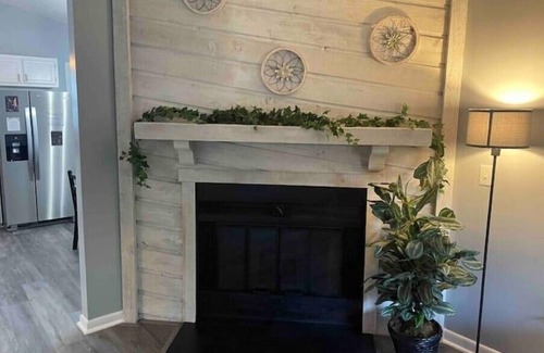 Holden Farms Casa | Remodeled duplex near coliseum