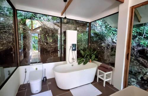 Siquijor Chalet De Esquí | Remote Home near Secret Lagoon with Motorcycle