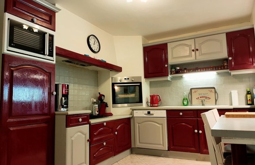 Saint-Georges-des-Coteaux Villa | Charentaise renovado propiedad con piscina privada. 9 duerme. Se admiten mascotas