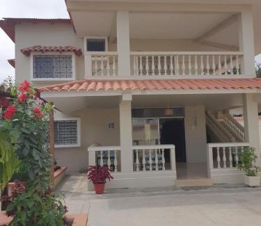 Salinas Casa | Renovada Casa Familiar con piscina en Salinas