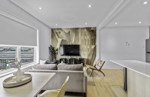 Rosemont-La Petite-Patrie Apartamento | Renovated 2-Bedroom Haven by Jean Talon Market