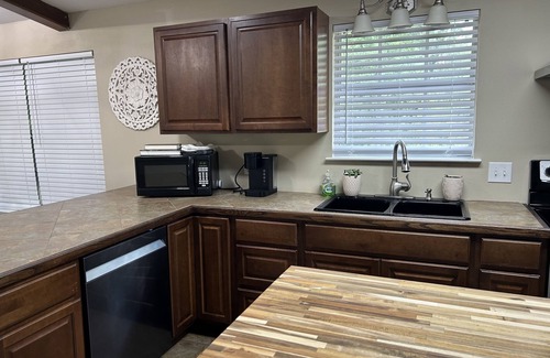Springfield Casa | Renovated 2br in Springfield - close to Natalbany River