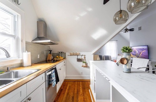 West End - West Side Apartamento | Renovated 2BR Retreat / Modern Comforts Included