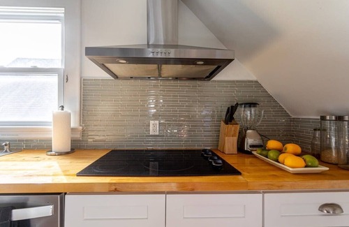 West End - West Side Apartamento | Renovated 2BR Retreat / Modern Comforts Included