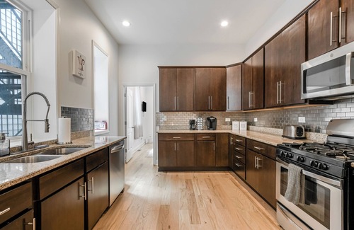 Grand Boulevard Casa | Renovated 6 Bedroom 5 Bathroom Home 10 Minutes from Downtown Chicago