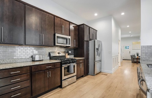 Grand Boulevard Casa | Renovated 6 Bedroom 5 Bathroom Home 10 Minutes from Downtown Chicago