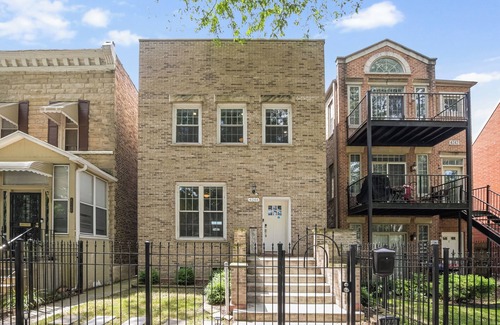 Grand Boulevard Casa | Renovated 6 Bedroom 5 Bathroom Home 10 Minutes from Downtown Chicago