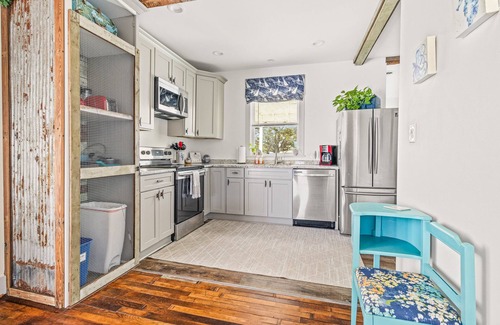 Sanders Beach Casa | Renovated Bungalow near Downtown Pensacola with King Bed!