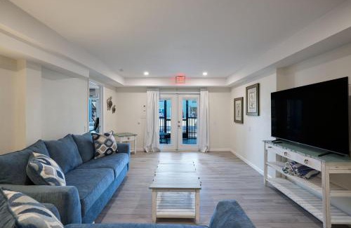 Mid Island Casa | Renovated Ground Floor 3BR Residence with Pool and Spa at Margarita Mansion