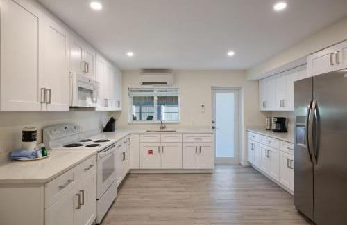 Mid Island Casa | Renovated Ground Floor 3BR Residence with Pool and Spa at Margarita Mansion