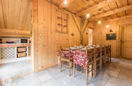 Abondance Chalet De Esquí | Antigua casa de labranza renovada, chalet con decoración que contrasta encanto y tradición