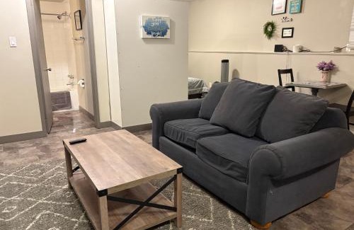 Kingsland Casa | Renovated Studio with Modern and Farmhouse Decor 8