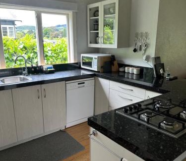 Nelson South Casa | RENWICK IN THE CITY NELSON, 10min easy walk to City Centre, 4min drive to Hospital, 13min drive to Airport, full kitchen, fast fibre wifi, quiet street, dog friendly