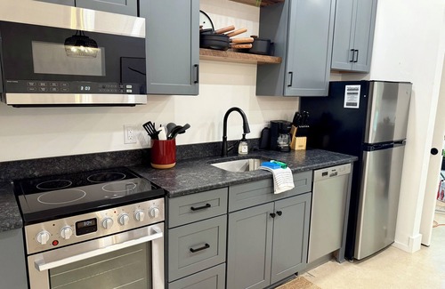 Pilot Mountain Apartamento | Restful Remedy~A modern industrial farmhouse Alcove studio in Pilot Mountain.