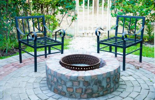 Lusaka Apartamento | Retreat Aparthotel-Garden-Solar-Wi-Fi -Firepit-Park-carport