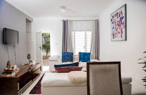 Lusaka Apartamento | Retreat Aparthotel-Garden-Solar-Wi-Fi -Firepit-Park-carport