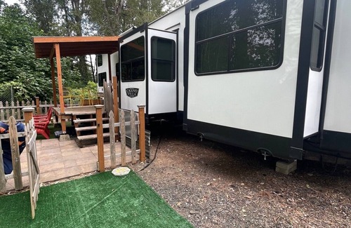 Salem Casa | Retreat on the River with AC in Salem - 3 bedrooms for a cozy stay