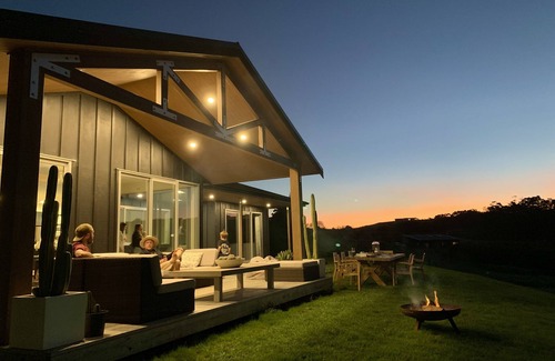 Matakana Casa | Retreat style home with hot tub, sauna, gym & country views. Great location!