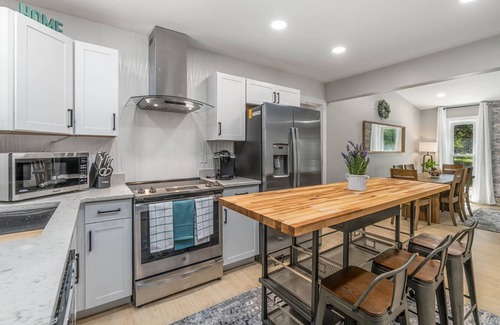 Raleigh Casa | Retreat to your own Refuge w/towering pines & oaks w/firepit close to everything