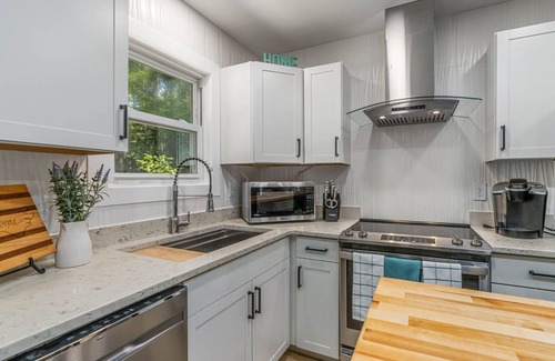 Raleigh Casa | Retreat to your own Refuge w/towering pines & oaks w/firepit close to everything