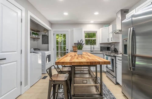 Raleigh Casa | Retreat to your own Refuge w/towering pines & oaks w/firepit close to everything