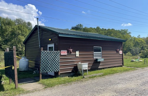 Black Creek Alquiler De RV | Retro Pop-Up Camper on Ischua Creek @ Campground Adventures