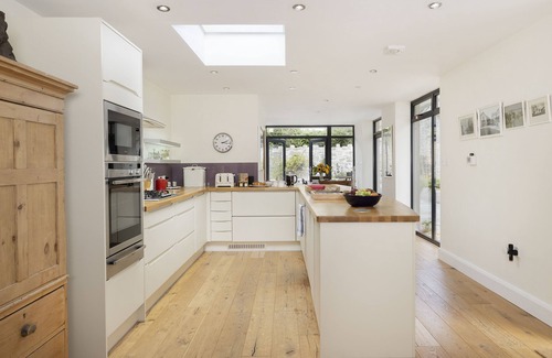 Vale of Glamorgan Casa | Rexton House is an attractive and spacious property enjoying a quiet location in the beautiful seasi