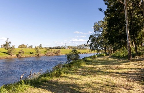 Woodville Cabaña | Ribba Cottage - Riverfront Cottage with Outdoor Bath