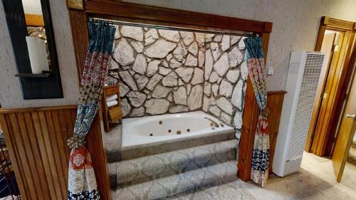 Red River Casa | Ridgeview Lodge - Fenced Yard - Satellite - WiFi - Washer - Dryer - Grill - Fireplace