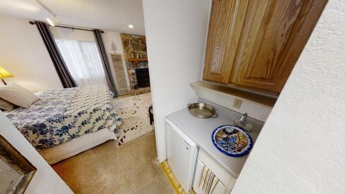 Red River Casa | Ridgeview Lodge - Fenced Yard - Satellite - WiFi - Washer - Dryer - Grill - Fireplace