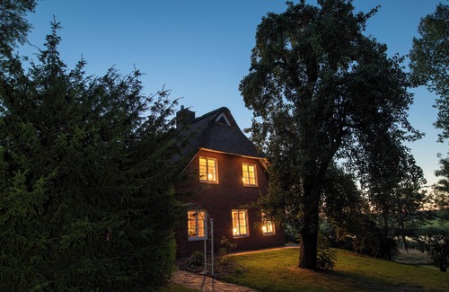 Breiholz Casa | Right on the water: large thatched-roof house for 8 people with garden and fireplace