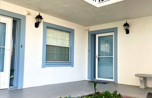 Cocoa Beach Condominio | RIVER ACCESS, Pool, and Walking Distance to Beach! Beautifully Furnished!