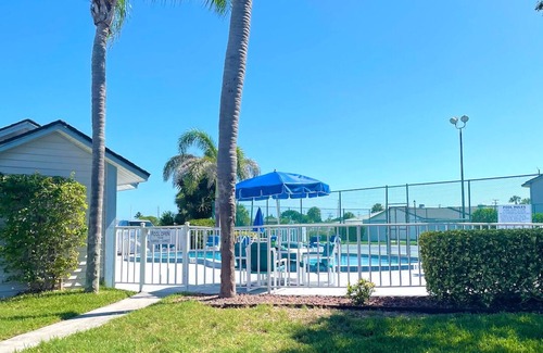 Cocoa Beach Condominio | RIVER ACCESS, Pool, and Walking Distance to Beach! Beautifully Furnished!