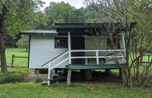 Hopewell Casa | River Cabin: Single Family Getaway On The River