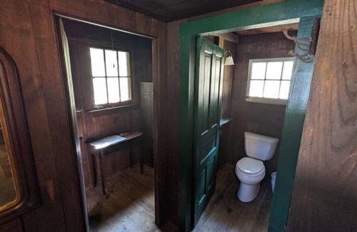 Hopewell Casa | River Cabin: Single Family Getaway On The River