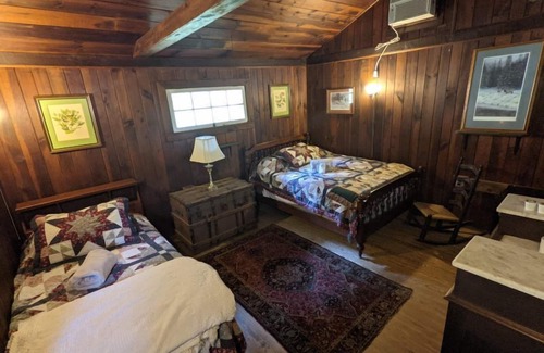 Hopewell Casa | River Cabin: Single Family Getaway On The River